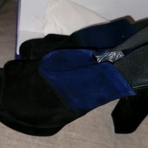Stuart Weitzman Black and blue suede slingbacks with open toe. Size 10.